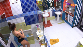 Jade Picon tomando banho