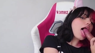 E Girl Tricia mamando...