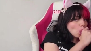 E Girl Tricia mamando...
