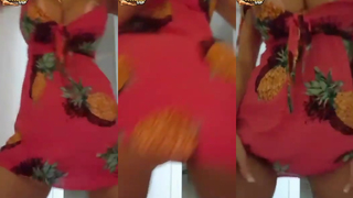Loira peituda dançando