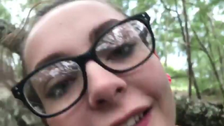 Gatinha nerd mamando no parque...