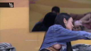 Larissa BBB pagando peitinho