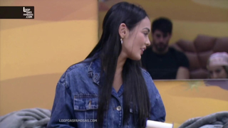 Larissa BBB pagando peitinho