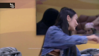 Larissa BBB pagando peitinho