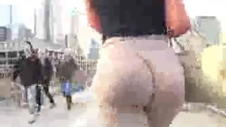 Rabuda calça colada andando na rua