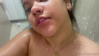 Curvysof brincando no chuveiro