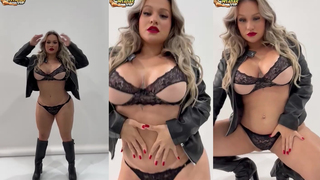 Karoline Coelho fazendo ensaio sensual