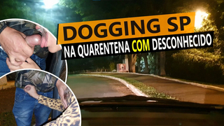 Cristina Almeida brincando com desconhecido em plena quarentena no Dogging.