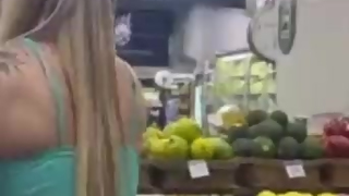 Loira gostosa supermercado