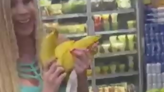 Loira gostosa supermercado