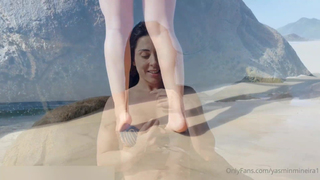 Yasmin Mineira Com a Luiza Marcato - Praia
