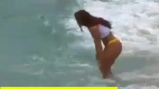 VIVIANE ARAÚJO LINDA NA PRAIA