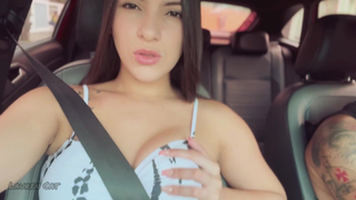 Lauren Cat - Gatinha De Shortinho Colado Pagou Um Boquete Delicioso No Carro