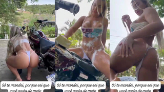 Maikelly Muhl lavando a moto