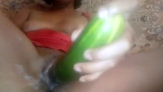 PUTINHA CASADA CARENTE ENFIANDO O PEPINO NA BUCETA