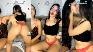 Amigas se exibindo e se pegando na live