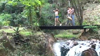 Trilheira fode com dois cara no mato e leva dois pau na buceta