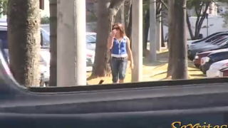 Safada leva negao pro quarto e leva gozada na boca