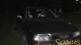 Puta loira fode em cima do carro