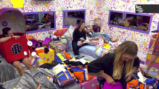 BBB 22 Barbara Heck pagando peitinho flagrada pelas cameras