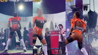 Anitta mostrando o cú durante o show