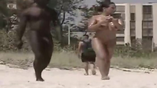 Na praia de nudismo gostosa fica excitada com grande pênis