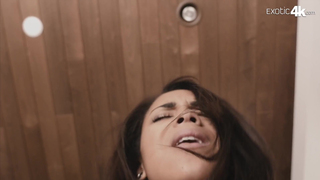 Nicole Bexley sentando e gemendo