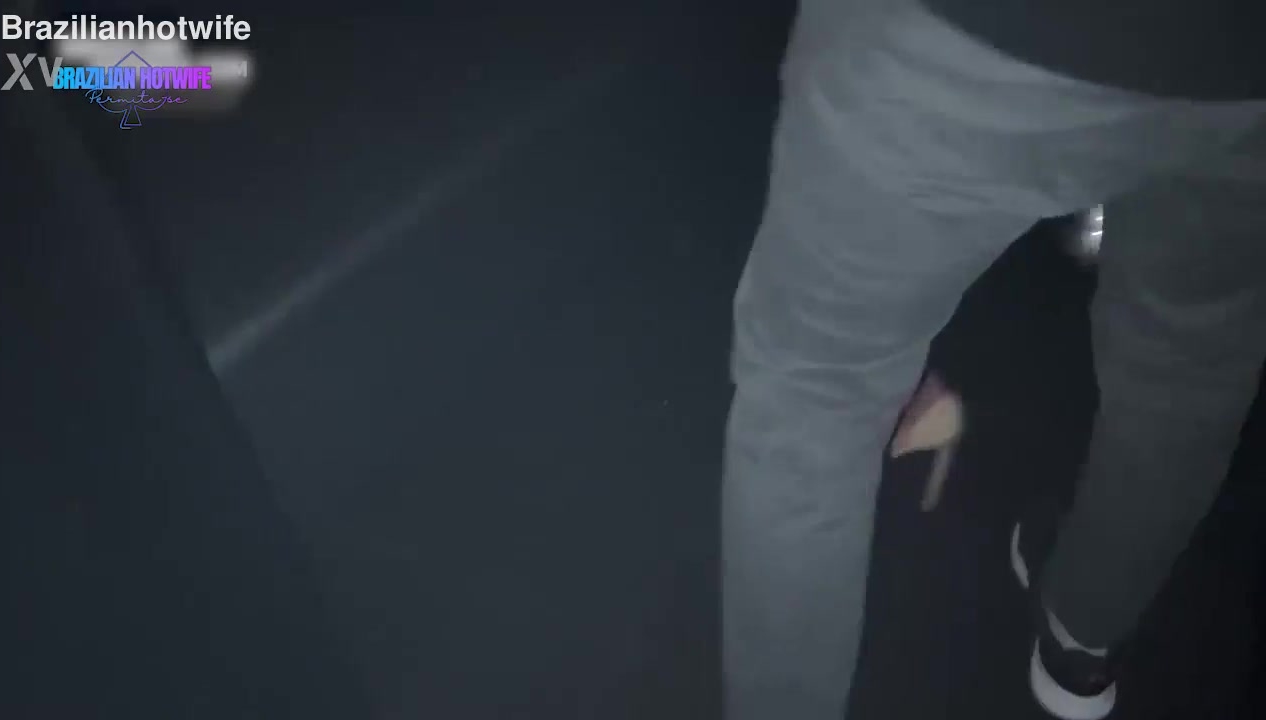 FUI BEM CADELA DO MACHO NA CABINE DA CASA DE SWING