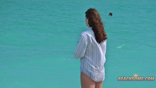 Gostosa saiu do trabalho e foi pra praia de nudismo