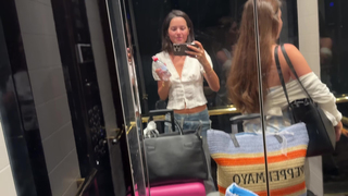 Jules LeBlanc pagando peitinho
