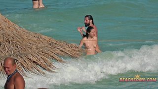 Gostosa vai a praia de nudismo tomar banho de mar