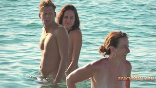 Casal vai a praia de nudismo e se pega no mar