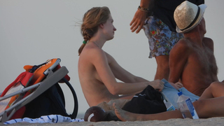 Gostosa vai a praia de nudismo e se diverte com os amigos na areia