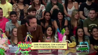 Gostosas do Pânico mostram como manusear a banana (Pânico na Band)