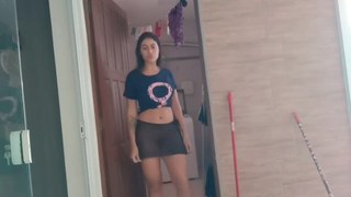 Bella Menezes Tirando a calcinha na lavanderia