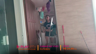 Bella Menezes Tirando a calcinha na lavanderia