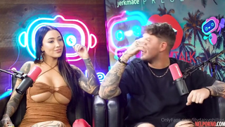 Lily Phillips dando pro anão no podcast