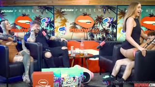 Lily Phillips dando pro anão no podcast
