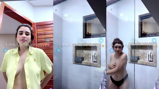 Perfeitinha tomando banho