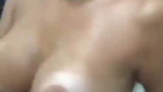 DESCRIÇAO: ESPOSA GOSTOSA ESPERA O CORNO SAIR PARA TRABALHAR PRA REBOLAR NA PICA DO V