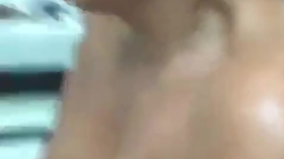 DESCRIÇAO: ESPOSA GOSTOSA ESPERA O CORNO SAIR PARA TRABALHAR PRA REBOLAR NA PICA DO V