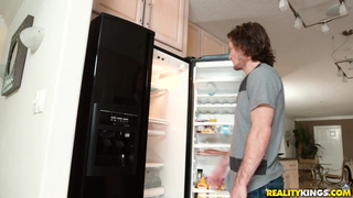 A morena BUCETA APERTADA adora uma foda hardcore na cozinha