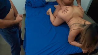 Corno vendo sua esposa com outro e batendo uma
