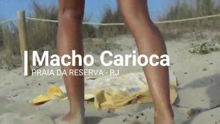 Morena exibindo a buceta pingando na praia de nudismo no RJ