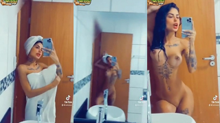 Tati Zaqui deliciosa no banheiro pelada