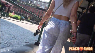 Bunda deliciosa engolindo uma calcinha preta fio dental