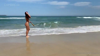 Peladinha na praia jogando frescoboll