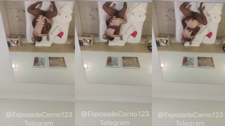 Esposa branquinha cavalgando na rola do negao dotado enquanto o corno assiste (18)