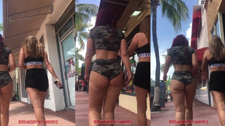 Desfilando na rua mostrando o rabão gostoso