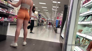 Caramba duas safadas de shorts colados definindo suas rabas
